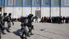Poolisiin erga warri Paalastaayin dhagaa darbatanii fi abidda bobeessanii haleellaa eegalanii tarkaanfii fudhachuu hima