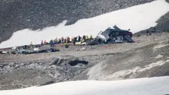 rescatistas trabajando cerca de los restos del avión.