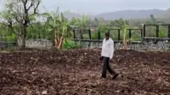 ખેતરમાં ખેડૂત