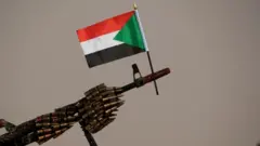 سلاح عليه علم السودان