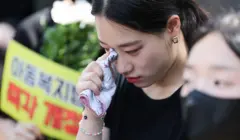 2일 서울 여의도 국회의사당 앞에서 열린 서이초 교사 추모 및 입법촉구 7차 교사 집회에서 서이초 교사의 대학원 동기들이 눈시울을 붉히고 있다