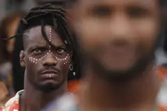 Homem negro com rosto pintado durante celebração do Dia da Consciência Negra em 2023