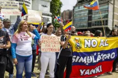Un grupo de venezolanos protesta por el ejercicio estadounidense.
