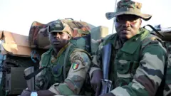 جنديان من قوة إيكواس.