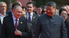 El presidente Vladimir Putin y el presidente Xi Jingping caminan uno al lado del otro rodeados de personas