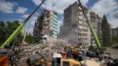 Руїні зруйнованого росіянами будинку в Києві