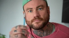 Tom Powell com seringa na mão