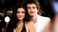 Chalamet con su pareja, Kylie Jenner, en la fiesta de Vanity Fair posterior a los Oscar.