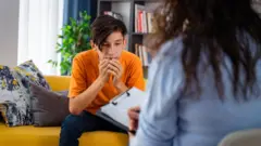 Adolescente durante sessão de terapia