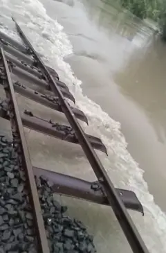 gujarat rain, monsoon, navsari, railway, બીબીસી ગુજરાતી, ગુજરાત વરસાદ, ચોમાસુ, નવસારી, વલસાડ