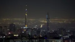 Pemandangan kota Teheran saat Israel menyatakan telah melancarkan serangan udara, pada Sabtu (26/10).