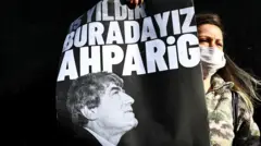 Anmada afiş taşıyan bir kadın