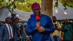 Seyi Makinde wọ asọ alawọ aro ati fila pupa