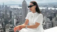 Перизат Кайрат на фоне небоскребов