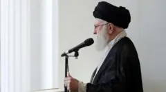 இரான்: இஸ்ரேல் மீதான பதிலடி குறித்துப் பேசிய காமமெயி - முஸ்லிம் நாடுகளிடம் கூறியது என்ன?