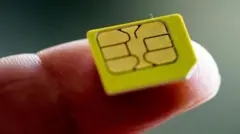 விரல் நுனியில் சிம்கார்டு இருப்பது போன்ற ஒரு படம் 