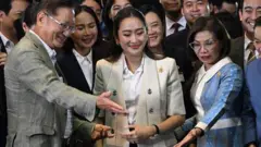 นักการเมืองพรรคเพื่อไทยกรุยทางให้ น.ส.แพทองธาร ชินวัตร ว่าที่นายกฯ คนที่ 31 เดินขึ้นสู่จุดแถลงข่าวกับสื่อมวลชน