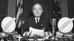 O presidente Harry S. Truman fala durante um discurso televisionado no Salão Oval