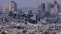آثار القصف العنيف على الأحياء السكنية في قطاع غزة
