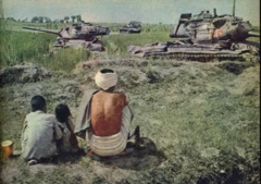 ਤਬਾਹ ਪਾਕਿਸਤਾਨੀ ਟੈਂਕ ਦੇ ਮਲਬੇ ਨੂੰ ਦੇਖਦਾ ਕਿਸਾਨ ਪਰਿਵਾਰ