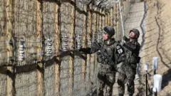 육군 25사단 장병들이 비무장지대(DMZ) 철책을 점검하고 있다(이번 사건이 발생한 22사단과는 무관)