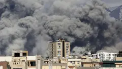 Dym unosi się nad obszarem, który stał się celem ataków, a w Teheranie w Iranie słychać serię eksplozji, 1 marca 2026 r.