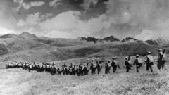 Soldados chinas ingrensando al Tibet