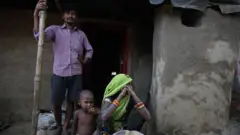 आज मज़दूर दिवस है और बात उस सवाल की जिसका सामना दुनिया भर के कामगार कर रहे हैं.