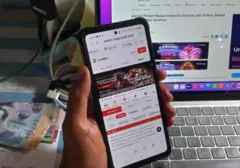 Ponsel dan laptop membuka situs judi online