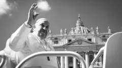 Papa Francisco acena para os fiéis ao deixar a Praça de São Pedro no final da missa do Domingo de Ramos, em 24 de março de 2024, na Cidade do Vaticano