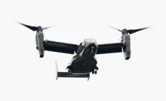 Helikooptarri Ospireyis yeroo Tiraamp Ingilaanditti Akkaadaamii Waraanaa Saandhurst Waxabajjii 13 bara 2018 daawwataniitti osoo gubbaan balali'aa jirtu