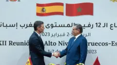 El presidente del gobierno español, Pedro Sánchez, con su homólogo marroquí, Aziz Akhannouch, en 2023.