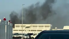 Fumaça atrás de prédio