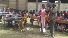 Barsiisaa Tsigee Abarraa barattoota isaa waliin