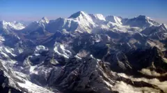 குறைந்த மாசு, 213 கி.மீ தொலைவிலிருந்து தெரியும் இமயமலை - 25 ஆண்டுகளுக்குப் பின் நிகழ்ந்த அற்புதம்