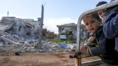 Niños desplazados en una camioneta en la provincia de Idlib, Siria, marzo de 2020