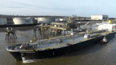 Embarcação com casco negro chamada "High Strenght" atracada em um porto de graneis líquidos nos Estados Unidos