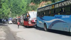 धादिङको जवाङ खोलामा पहिरो जाँदा रोकिएका गाडीहरू