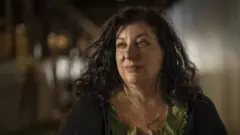 تبلغ تارا ريد 59 عاما من العمر