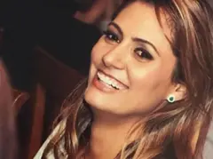 Michelle Bolsonaro quando mais jovem, sorrindo