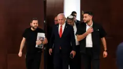 رئيس الوزراء الإسرائيلي ووزير الأمن القومي يسيران داخل الكنيست