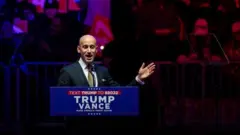 Stephen Miller discursa em palanque de Trump durante a campanha eleitoral de 2024