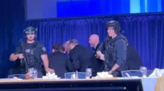 Washington'daki saldırı sırasında gizli servis görevlileri Trump'ı içeri kaçırıyor.