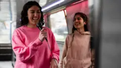 गाणाऱ्या मुली