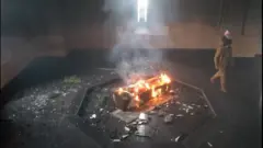 شورشیان سوری مقبره حافظ اسد، رئیس‌جمهور پیشین سوریه و پدر بشار اسد، رئیس‌جمهور برکنارشده این کشور، را در زادگاه خانواده او تخریب کردند.