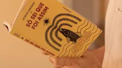 Pessoa segurando livro 'Só sei que foi assim'