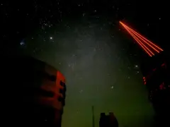 Raios laser saem da cúpula de um telescópio do Observatório Europeu do Sul