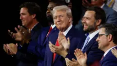 トランプ次期大統領（中）と共和党有力者たち