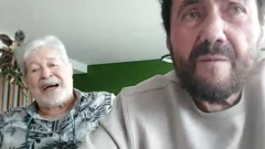Jocafi e Antônio Carlos sentados diante de câmera, durante entrevista; Jocafi está falando, enquanto Antônio Carlos observa