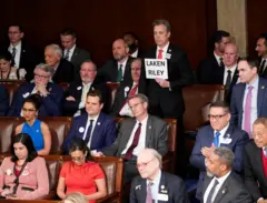 Membros do Parlamento com uma placa em apoio a Laken Riley